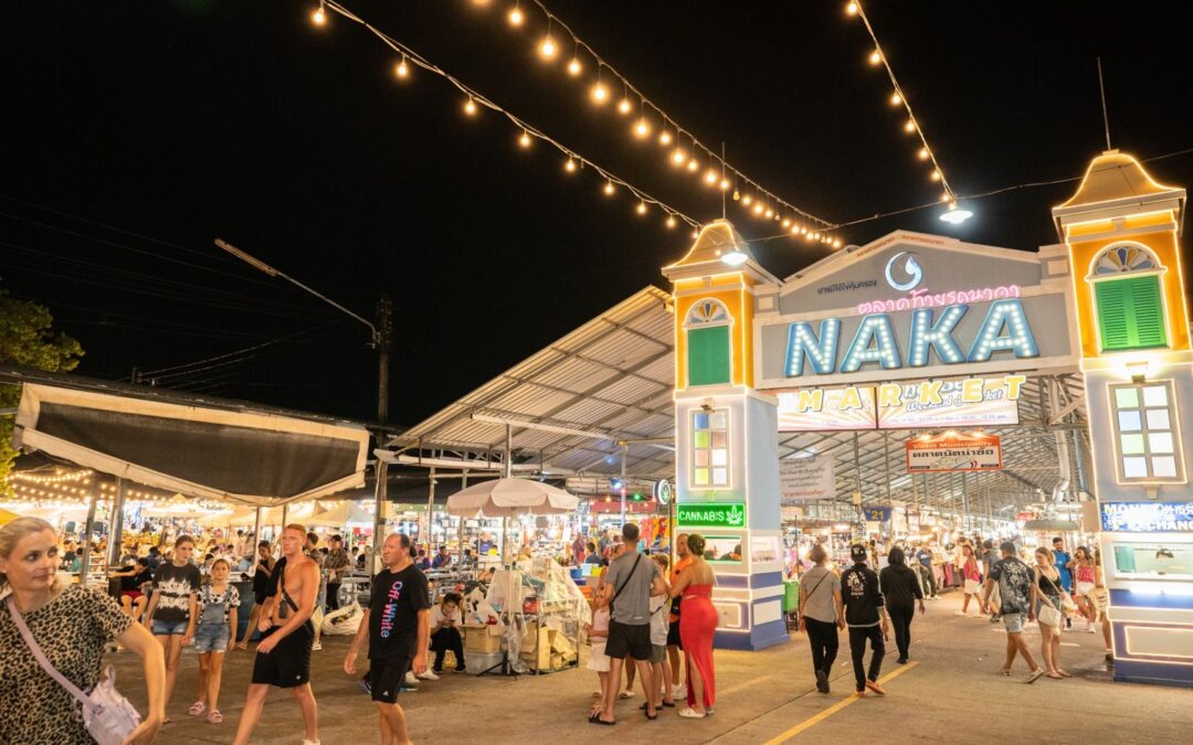 Phuket Weekend Night Market NaKa (sábados y domingos)